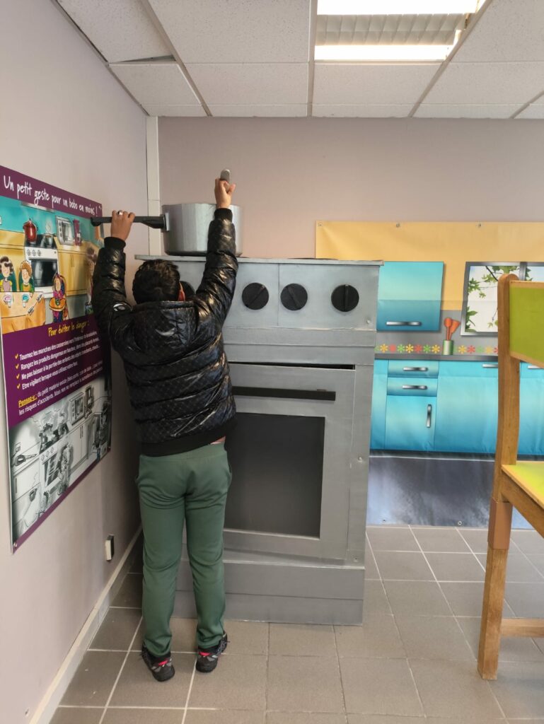  𝐈𝐦𝐦𝐞𝐫𝐬𝐢𝐨𝐧 𝐬𝐞́𝐜𝐮𝐫𝐢𝐭𝐞́ : 𝐥𝐞𝐬 𝐣𝐞𝐮𝐧𝐞𝐬 𝐩𝐥𝐨𝐧𝐠𝐞𝐧𝐭 𝐝𝐚𝐧𝐬 𝐥𝐚 𝐯𝐢𝐞 𝐝’𝐮𝐧 𝐞𝐧𝐟𝐚𝐧𝐭 𝐝𝐞 𝟑 𝐚𝐧𝐬 !