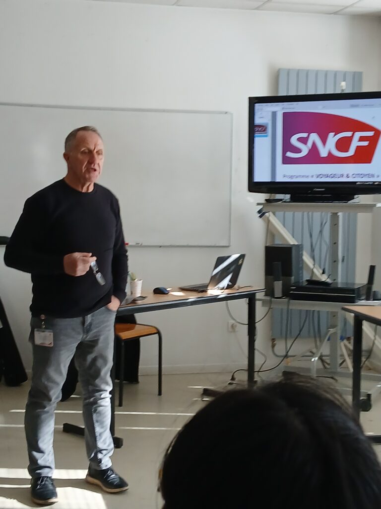 𝐀 𝐥’𝐄𝟐𝐂, 𝐨𝐧 𝐚 𝐯𝐨𝐲𝐚𝐠𝐞́… 𝐬𝐚𝐧𝐬 𝐛𝐨𝐮𝐠𝐞𝐫 𝐝𝐞 𝐧𝐨𝐬 𝐜𝐡𝐚𝐢𝐬𝐞𝐬 !