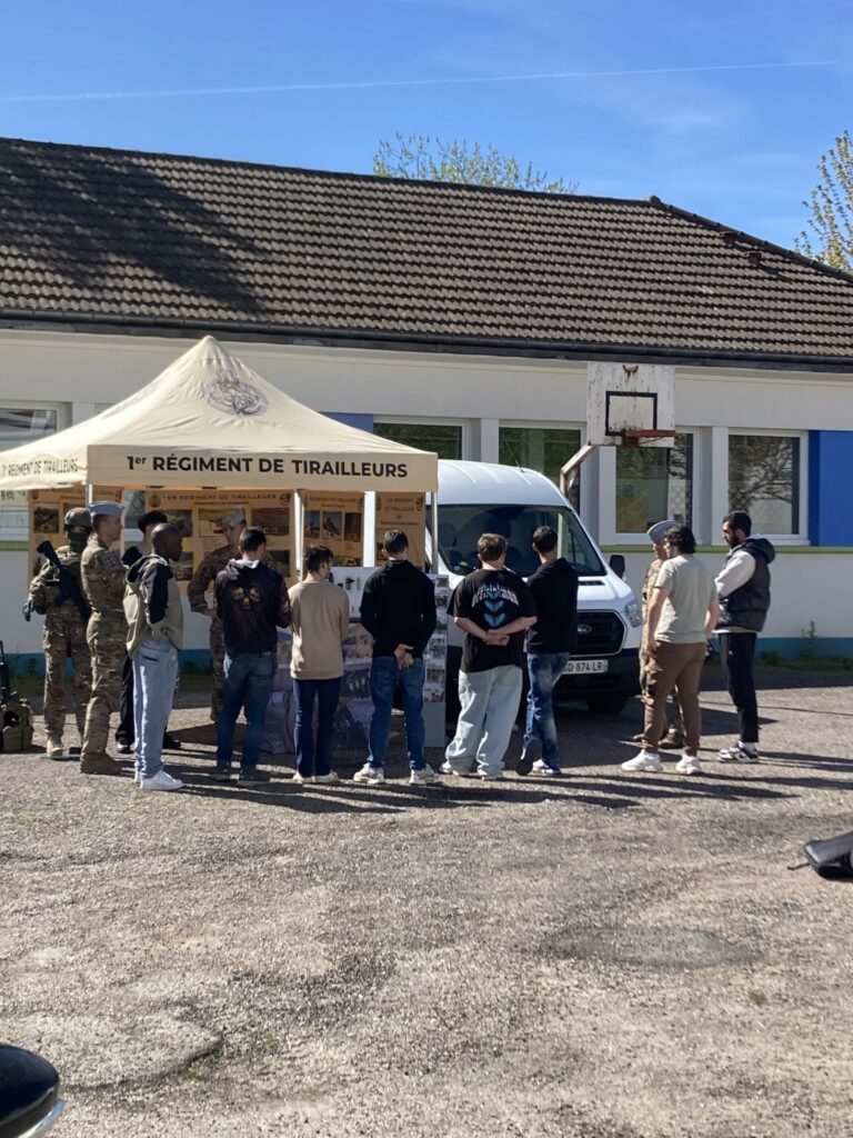 Quand les militaires viennent à nous...